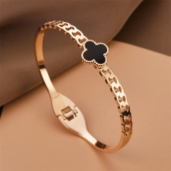 Black Clover Chain Link Bracelet – Bold & Modern Charm